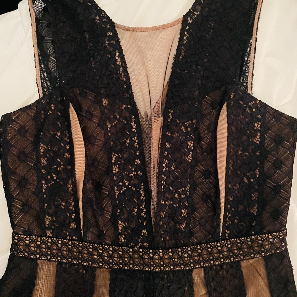 Elegant Black Lace Evening Dress - Picture 7 of 14